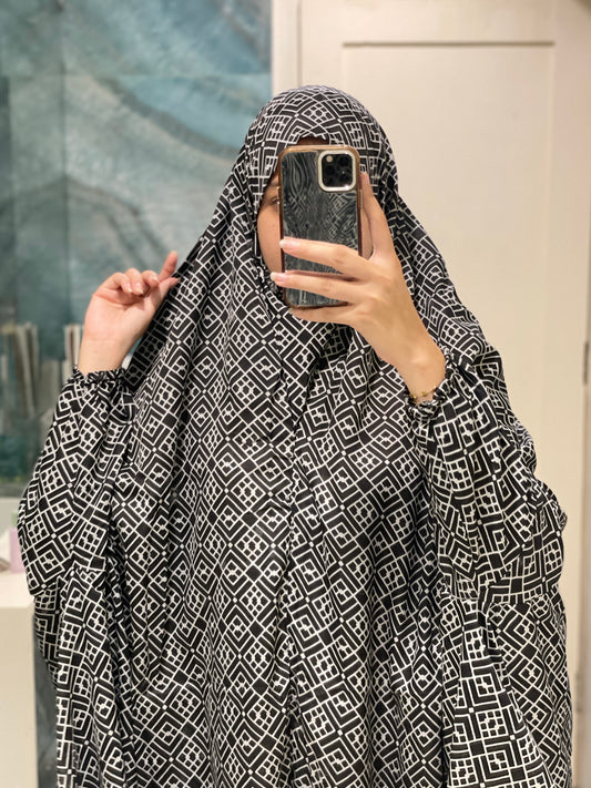 Black and White Printed Namaz Chadar with sleeves - Light Weight Namaz Chadar with Sleeves.